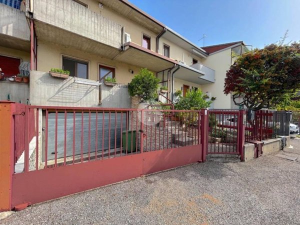 casa indipendente in vendita a Castel d'Azzano in zona Beccacivetta