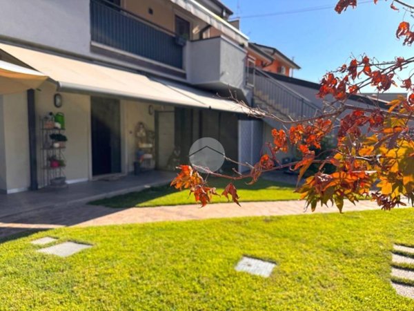 casa indipendente in vendita a Castel d'Azzano in zona Scopella