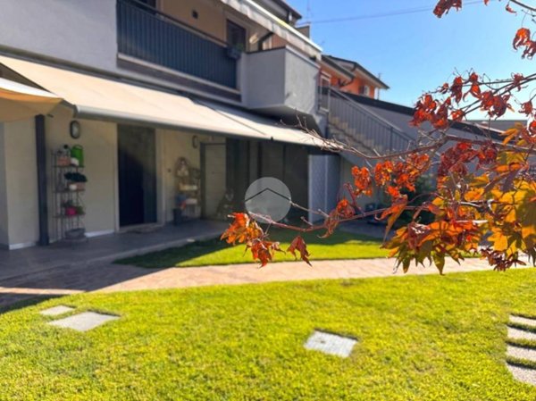 casa indipendente in vendita a Castel d'Azzano in zona Azzano
