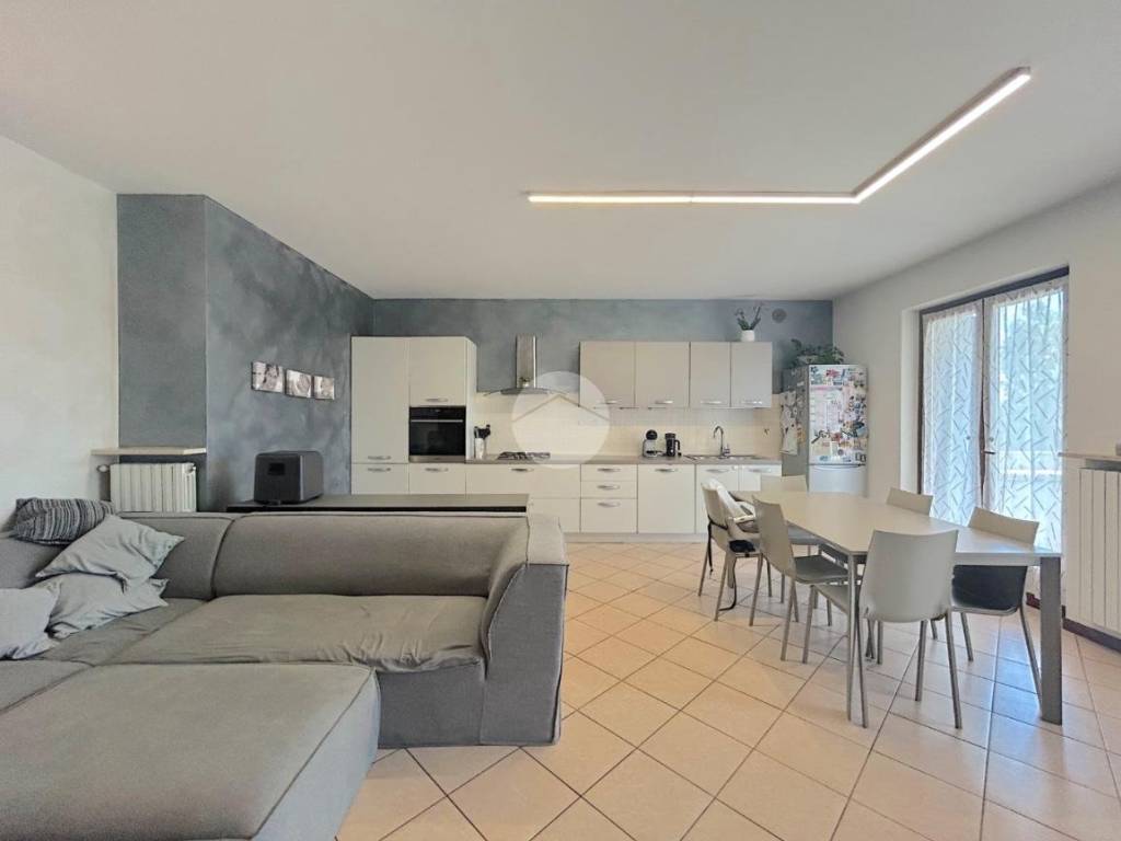 appartamento in vendita a Castel d'Azzano in zona Azzano