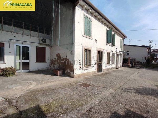 casa indipendente in vendita a Castel d'Azzano in zona Azzano