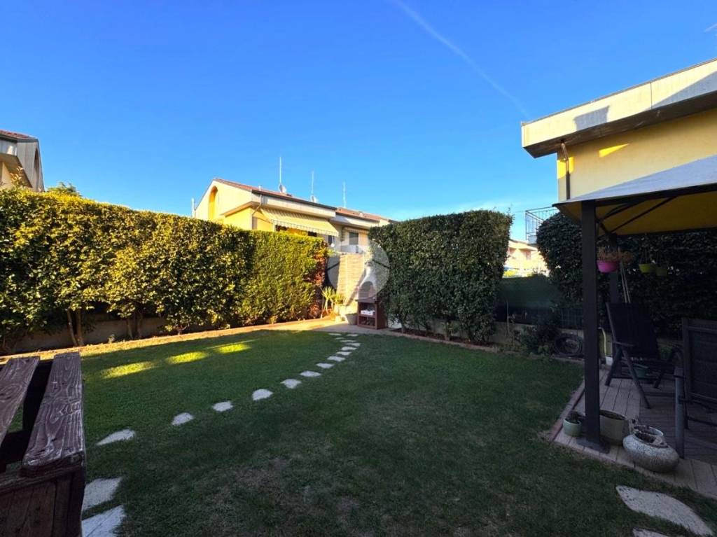 appartamento in vendita a Castel d'Azzano in zona Azzano