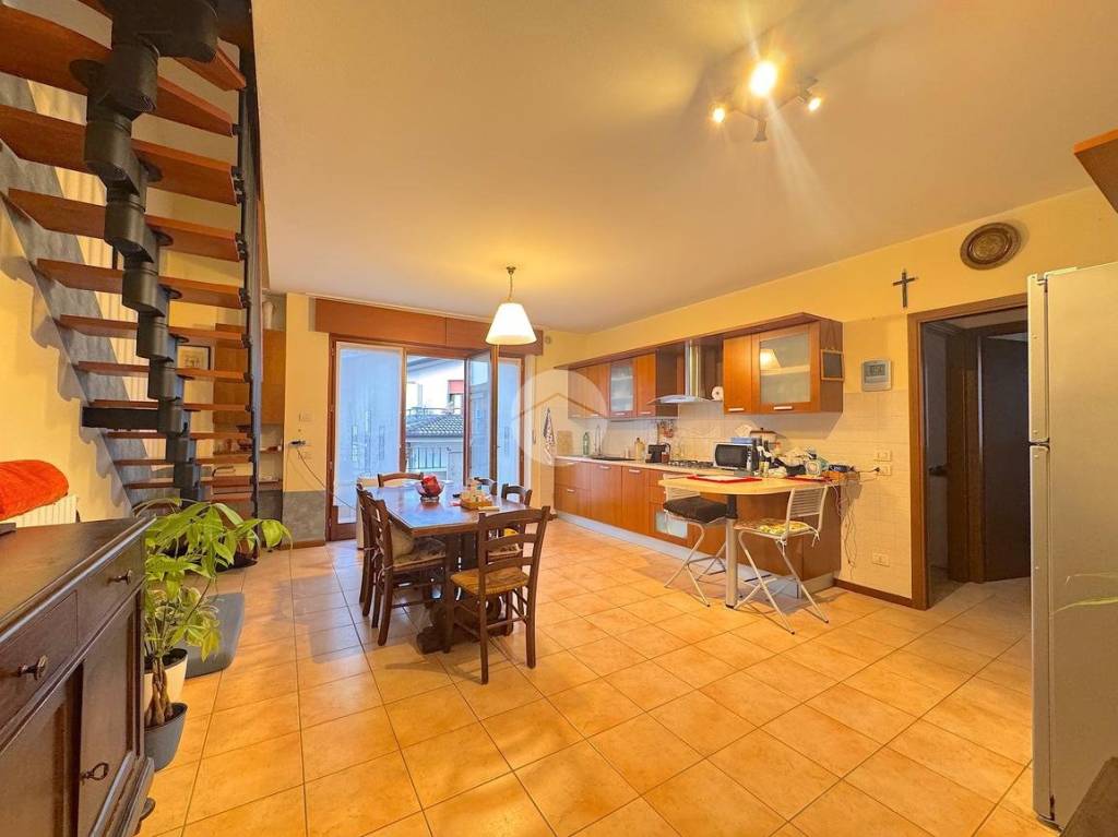 appartamento in vendita a Castel d'Azzano in zona Beccacivetta