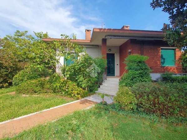 casa indipendente in vendita a Castel d'Azzano in zona Forette