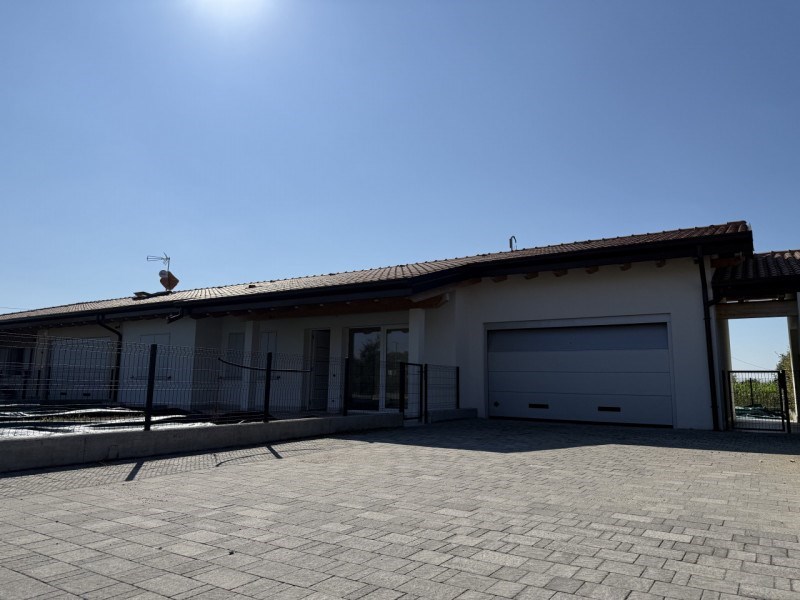 casa indipendente in vendita a Castel d'Azzano in zona Azzano