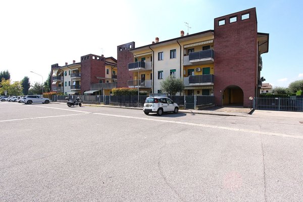 appartamento in vendita a Castel d'Azzano in zona Azzano