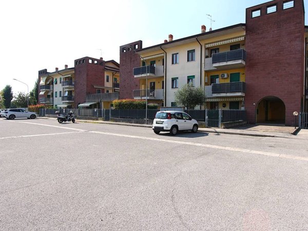 appartamento in vendita a Castel d'Azzano in zona Azzano