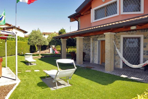 casa indipendente in vendita a Castelnuovo del Garda in zona Sandrà