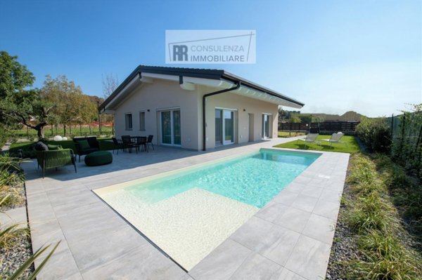 casa indipendente in vendita a Castelnuovo del Garda in zona Camalavicina