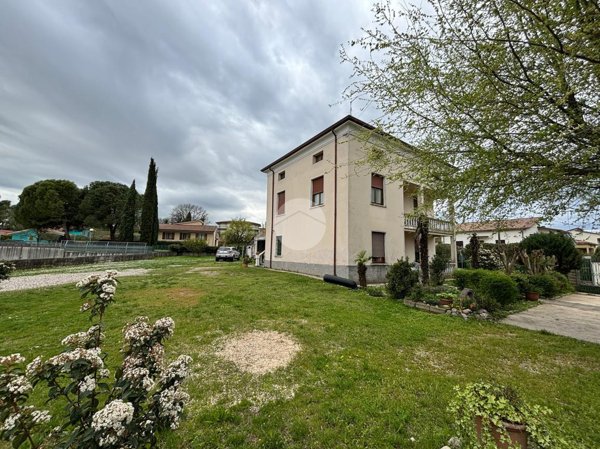 casa indipendente in vendita a Castelnuovo del Garda in zona Cavalcaselle