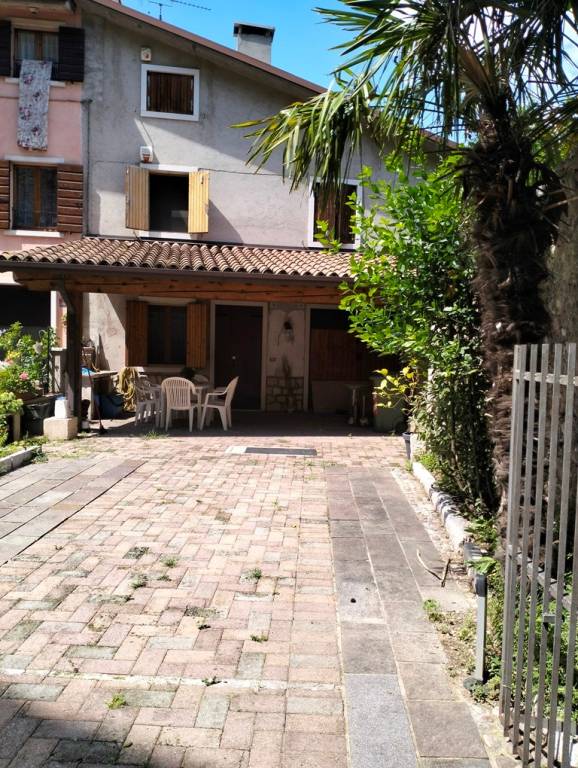casa indipendente in vendita a Castelnuovo del Garda in zona Sandrà