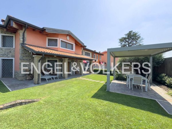 casa indipendente in vendita a Castelnuovo del Garda in zona Sandrà