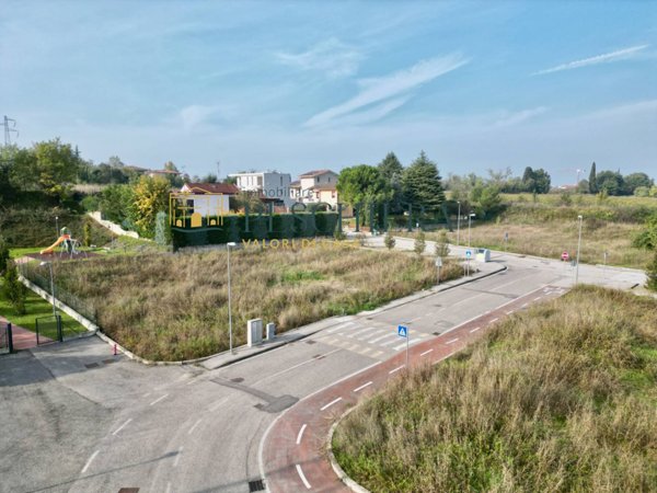 terreno edificabile in vendita a Castelnuovo del Garda in zona Cavalcaselle