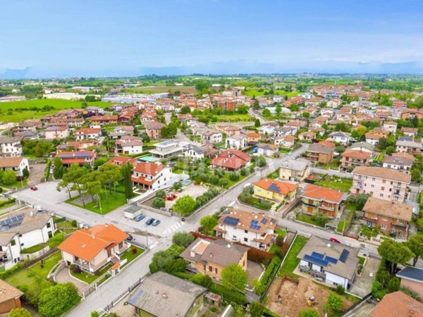 casa indipendente in vendita a Castelnuovo del Garda