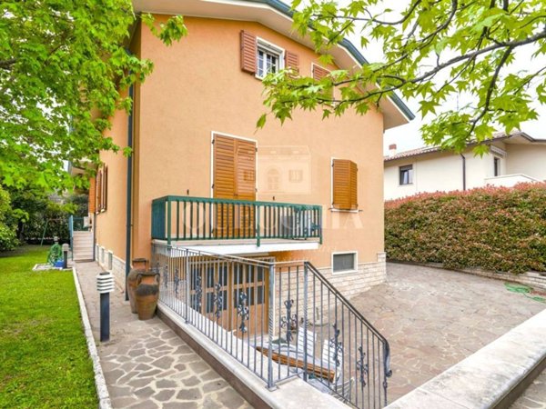 casa indipendente in vendita a Castelnuovo del Garda