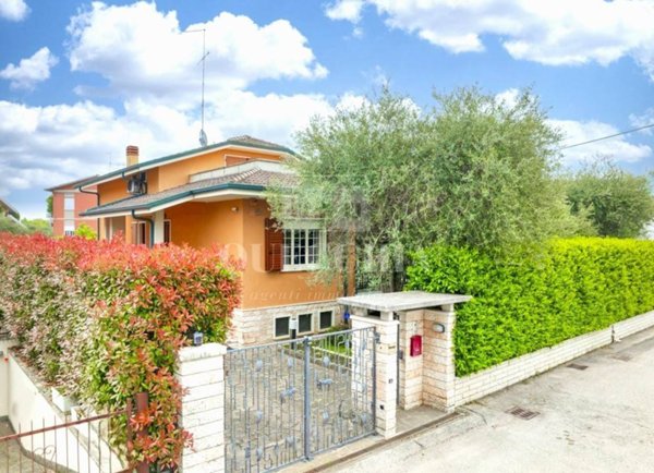 casa indipendente in vendita a Castelnuovo del Garda