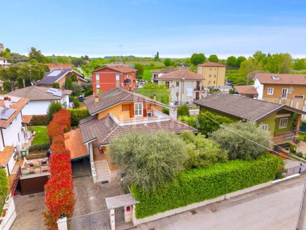 casa indipendente in vendita a Castelnuovo del Garda