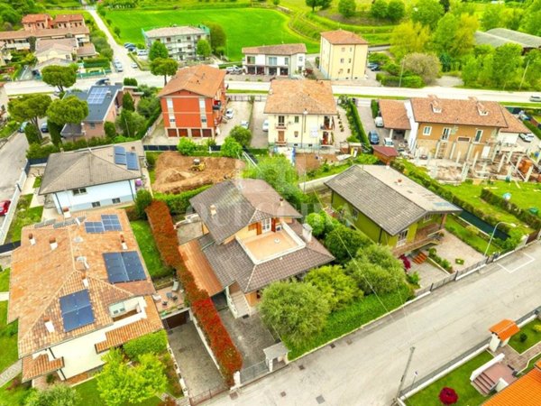 casa indipendente in vendita a Castelnuovo del Garda