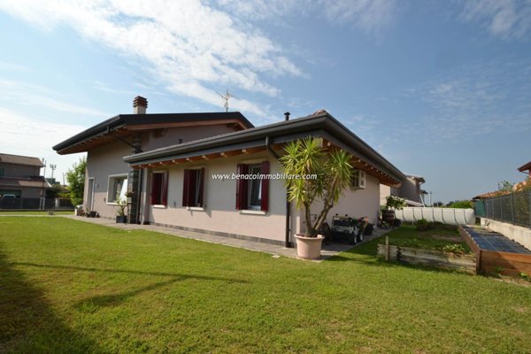 casa indipendente in vendita a Castelnuovo del Garda in zona Sandrà