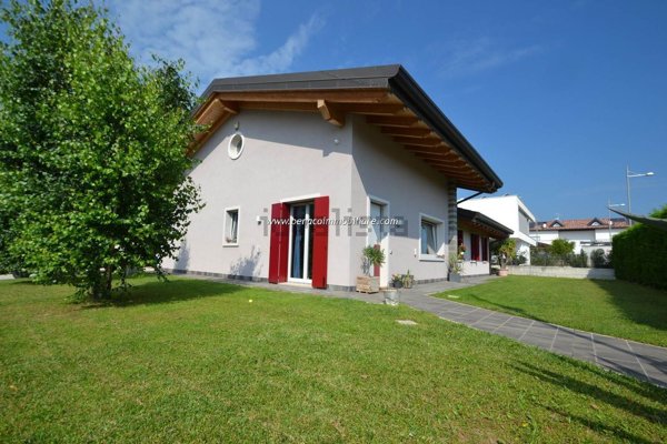 casa indipendente in vendita a Castelnuovo del Garda in zona Sandrà