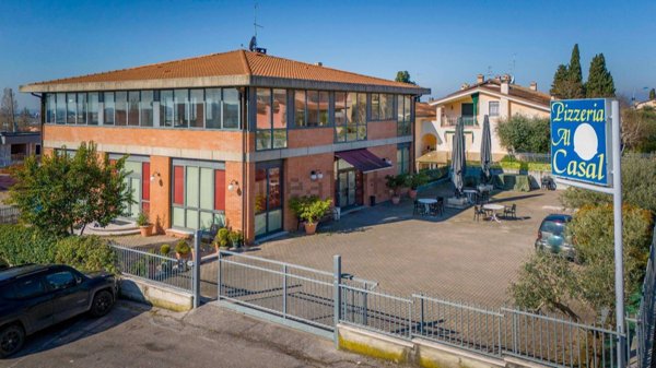 locale commerciale in vendita a Castelnuovo del Garda in zona Sandrà