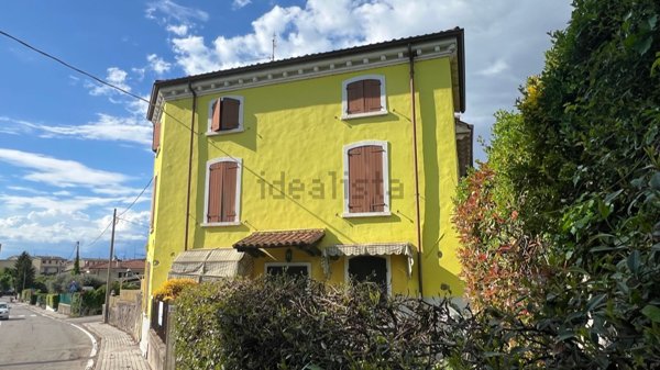 pentavano in vendita a Castelnuovo del Garda in zona Sandrà