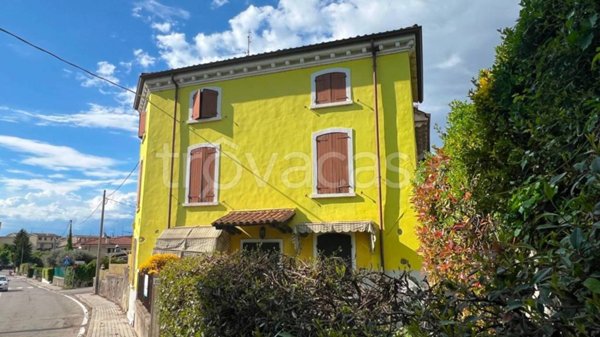 casa indipendente in vendita a Castelnuovo del Garda in zona Sandrà