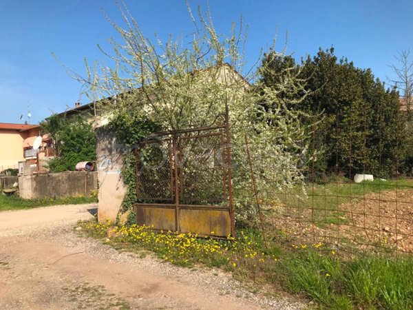 terreno agricolo in vendita a Castelnuovo del Garda in zona Cavalcaselle