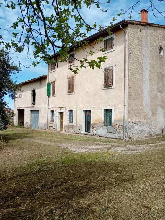 casa indipendente in vendita a Castelnuovo del Garda in zona Sandrà