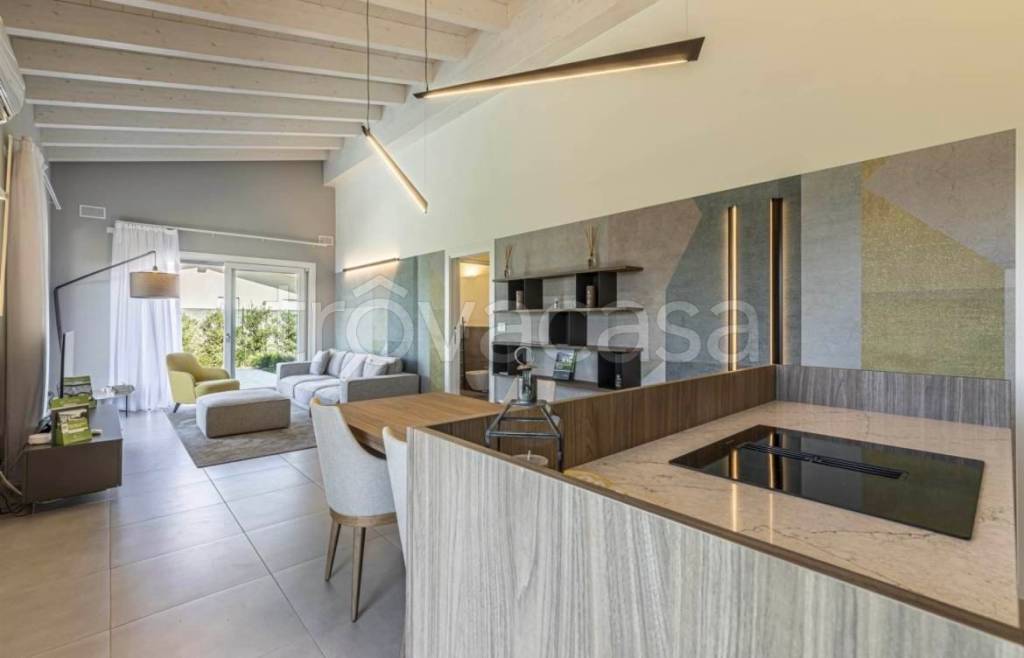 casa indipendente in vendita a Castelnuovo del Garda