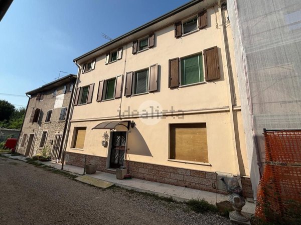 casale in vendita a Castelnuovo del Garda in zona Cavalcaselle
