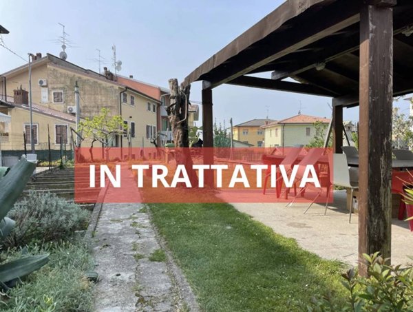 casa indipendente in vendita a Castelnuovo del Garda in zona Sandrà
