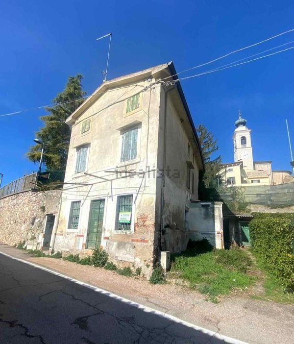 pentavano in vendita a Castelnuovo del Garda in zona Sandrà