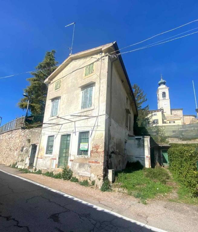 casa indipendente in vendita a Castelnuovo del Garda in zona Sandrà