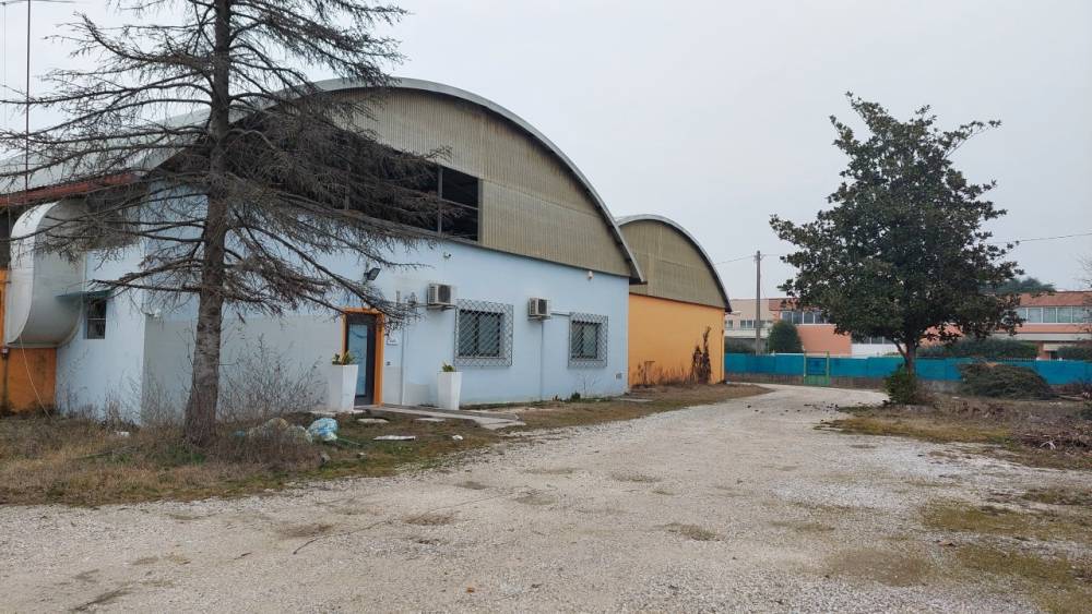 capannone in vendita a Castelnuovo del Garda