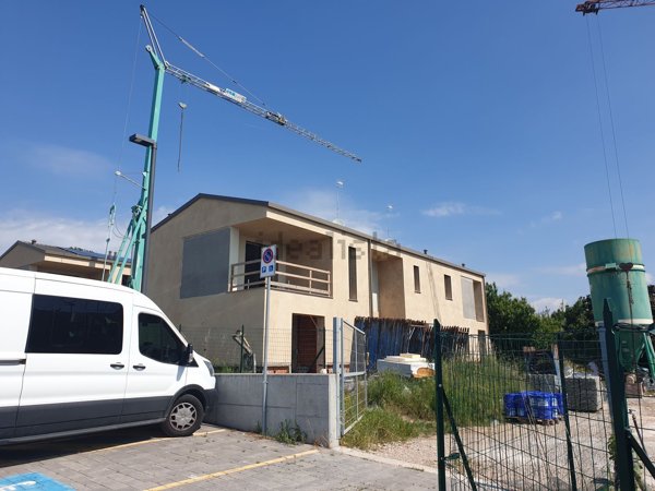 casa indipendente in vendita a Castelnuovo del Garda in zona Cavalcaselle