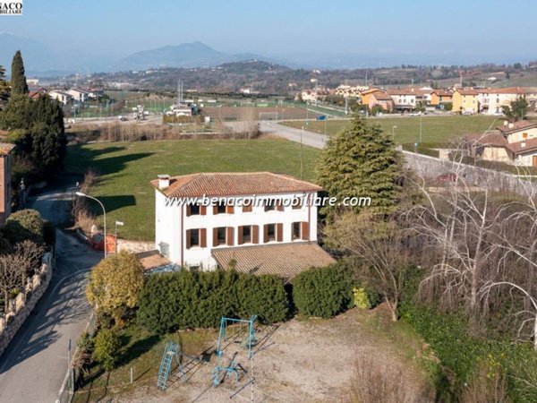 casa indipendente in vendita a Castelnuovo del Garda in zona Sandrà