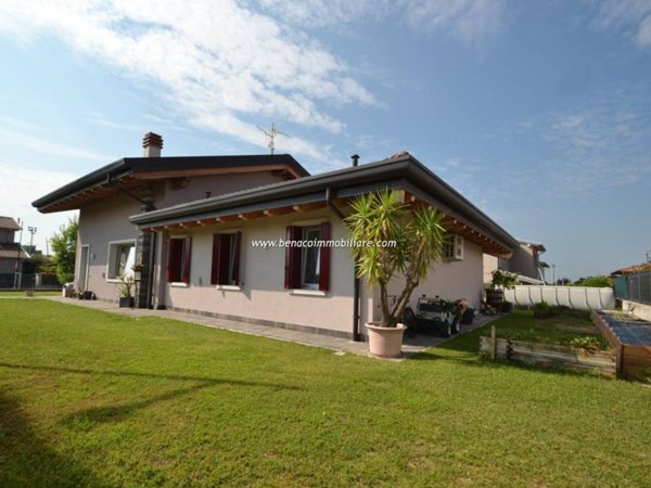 casa indipendente in vendita a Castelnuovo del Garda in zona Sandrà