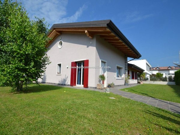 casa indipendente in vendita a Castelnuovo del Garda in zona Sandrà