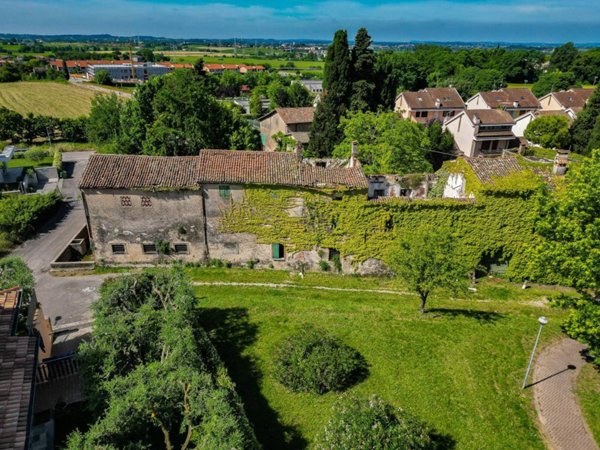 casa indipendente in vendita a Castelnuovo del Garda in zona Sandrà