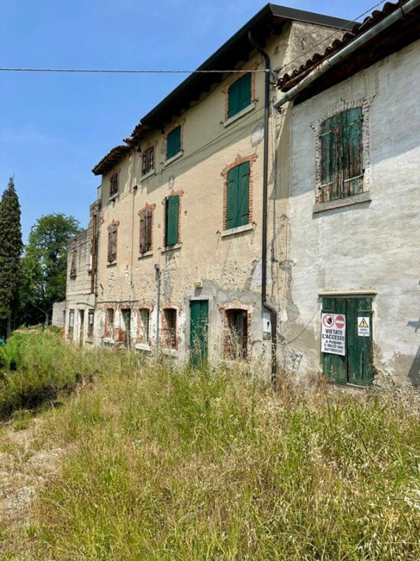 casale in vendita a Castelnuovo del Garda