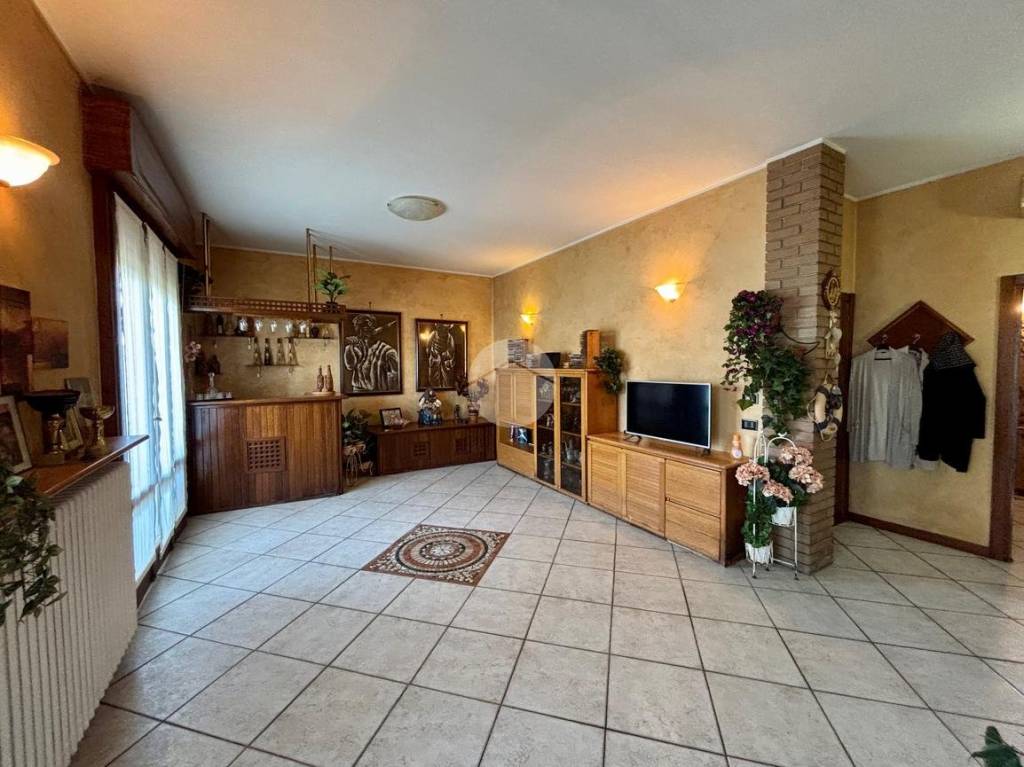 casa indipendente in vendita a Castelnuovo del Garda in zona Cavalcaselle