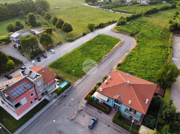 terreno edificabile in vendita a Castelnuovo del Garda