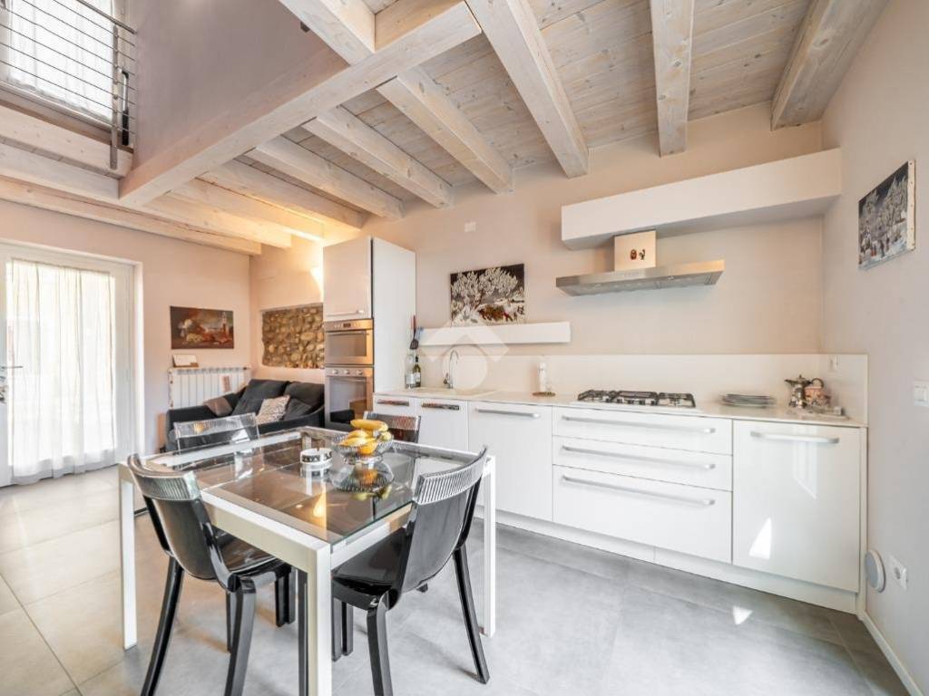casa indipendente in vendita a Castelnuovo del Garda in zona Cavalcaselle