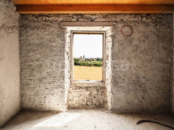 casa indipendente in vendita a Castelnuovo del Garda in zona Sandrà