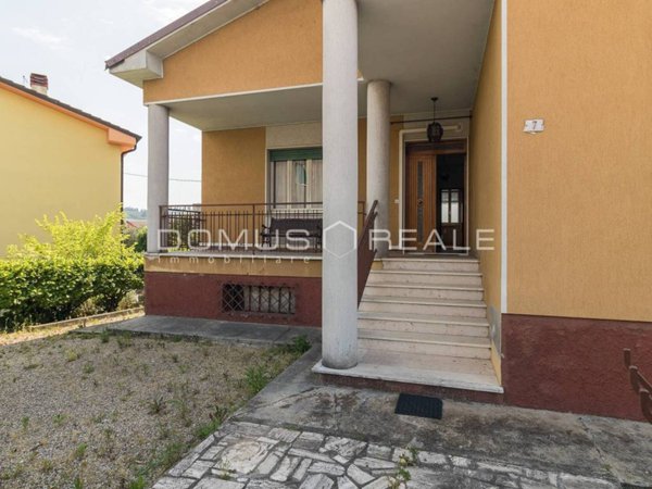 casa indipendente in vendita a Castelnuovo del Garda in zona Sandrà