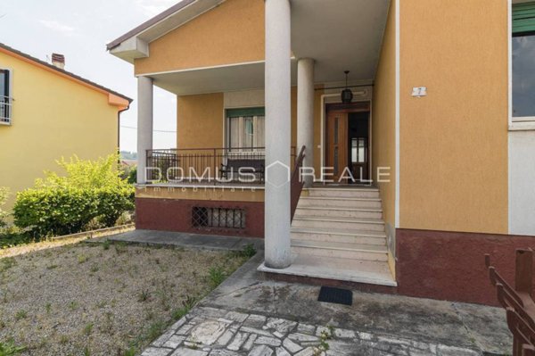 casa indipendente in vendita a Castelnuovo del Garda in zona Sandrà