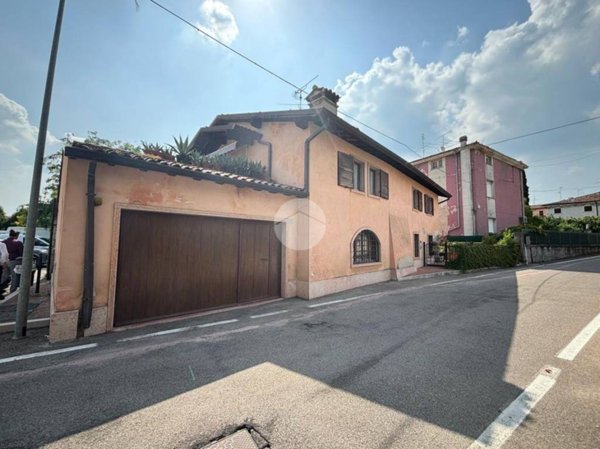 casa indipendente in vendita a Castelnuovo del Garda in zona Sandrà