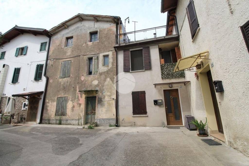 casa indipendente in vendita a Castelnuovo del Garda in zona Camalavicina