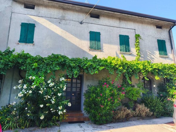 casa indipendente in vendita a Castelnuovo del Garda in zona Sandrà